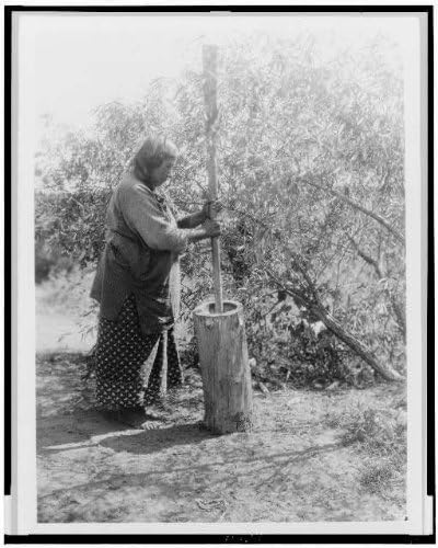 Fotografija: Wichita Mortar, žena koja koristi malter & Petsle, Indijanci Sjeverne Amerike, c1927, Curtis