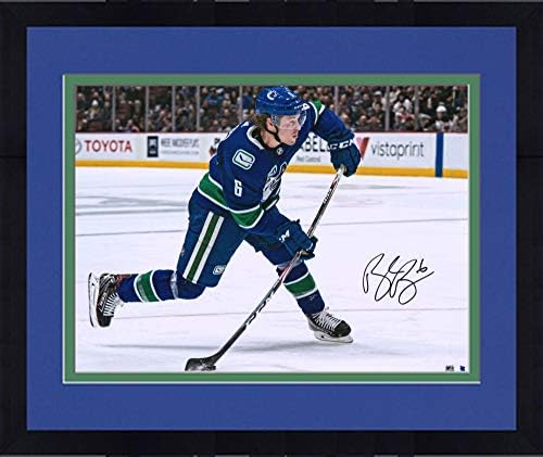 Uokvirena Brock Boeser Vancouver Canucks AUTOGREME 16 x 20 Blue dres Snimanje fotografija - autogramirane NHL fotografije