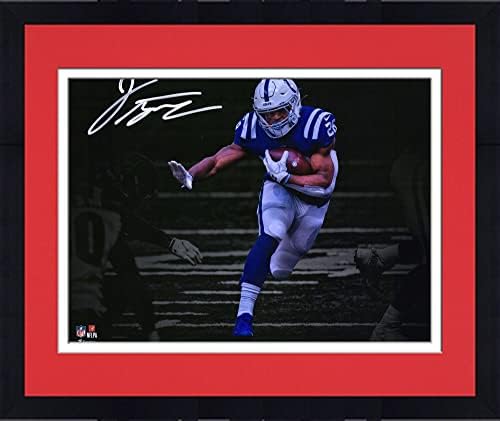 Uokvirena Jonathan Taylor Indianapolis Colts Autographion 11 x 14 Stiff Arms FOUTLIGHT FOTOGRAFIJA - Fotografije