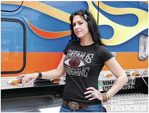 Danielle Colby-Cushman 8 inča x 10 inča fotografija Američki berači u crnoj majici pored velikog vozila