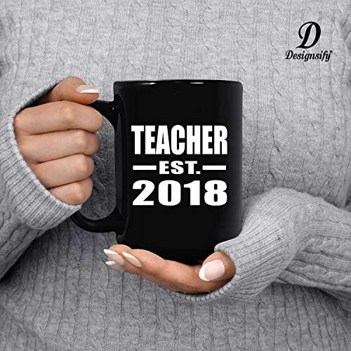 Designsify Nastavnik Est. 2018, 15oz Crna šolja za kafu keramička šolja za čaj sa ručkom, pokloni za godišnjicu